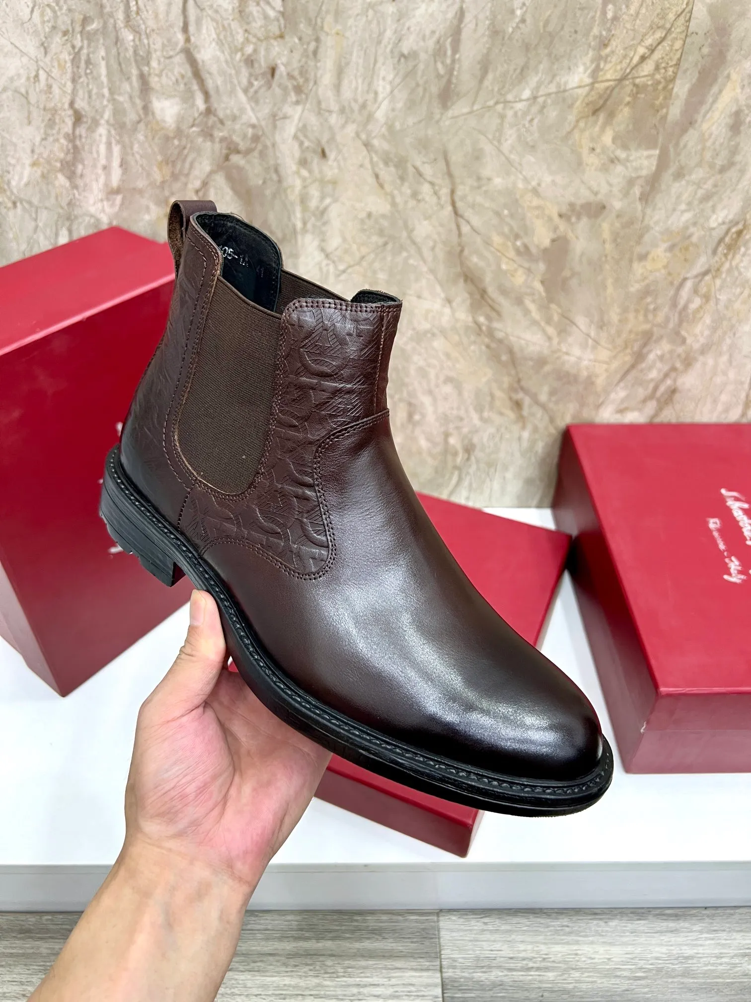 Original order quality: Men's shoes 💰700 Brand: Ferragamo (Ferragamo) One size larger: Men's size 38-44 (45 customized) Grade: Same style as the official website High-end men's shoes Material: Original cowhide, cowhide lining, original outsole Style category: Chelsea men's boots Fashion trend Color: Actual picture